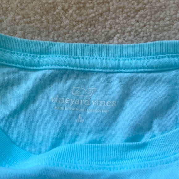 Vineyard vines shirt. - Picture 3 of 3